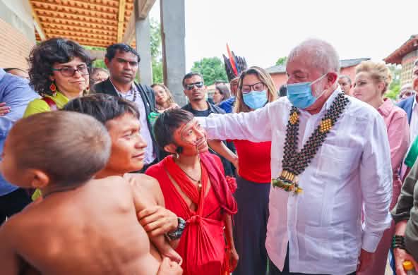 Brazilian President Lula da Silva speaking with Yanomami people