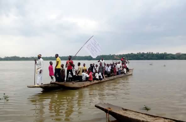 Villagers protesting on boats against the pollution of the Aruwimi River