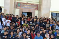 A large group of people in front of the courthouse in Andoolo