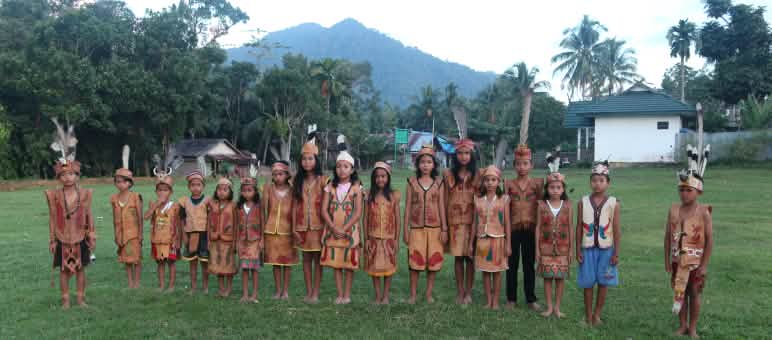 The Dayak Tomun in the mountains of Borneo want to preserve the rainforest for their children and grandchildren Dayak children in traditional clothing