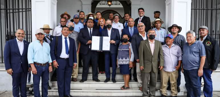 The Alliance for the Defense of the Santa Maria River Basin together with the President of Panama, Laurentino Cortizo Cohen, at the entrance of the presidential palace A group of around 20 people, with the President of Panama in the center of the picture, present the signed law at the entrance to the presidential palace