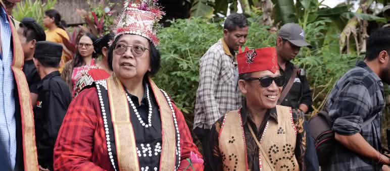 Indigenous leader Effendi Buhing guides the minister through Kinipan Minister Siti Nurbaya and Indigenous leader Effendi Buhing