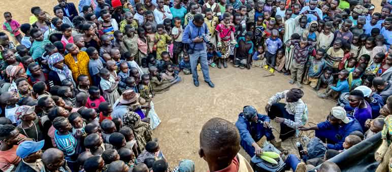 A theater group explains the dangers Theater performance in the small town of Kanyabayonga near Virunga National Park