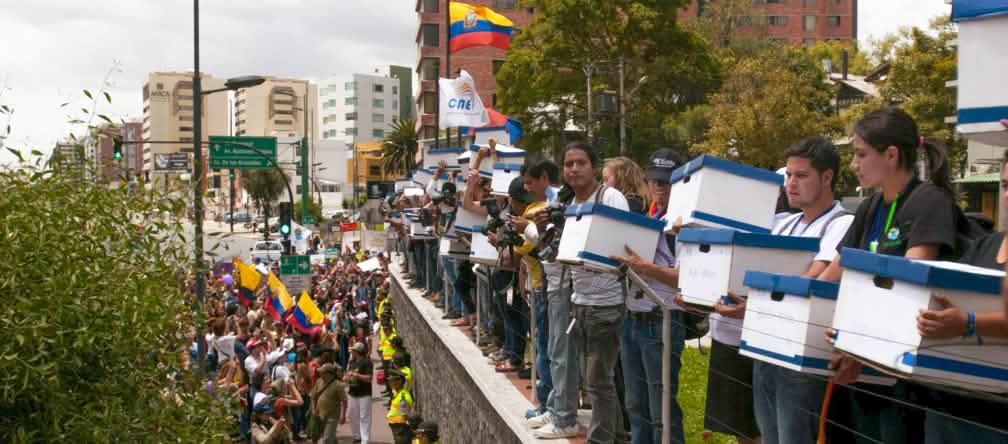 Delivery of the signatures collected for the Yasuní referendum in 2014, the culmination of a 10-year struggle. A large group of young people at the National Electoral Commission of Ecuador in Quito in 2014, delivering 757,000 signatures calling for a referendum on Yasuní National Park.