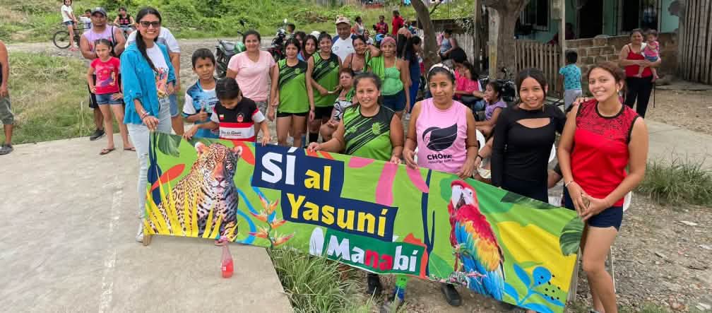 People across Ecuador support the campaign to protect Yasuní National Park from the oil industry A group of people hold up a banner reading “Yes to Yasuní Manabí”