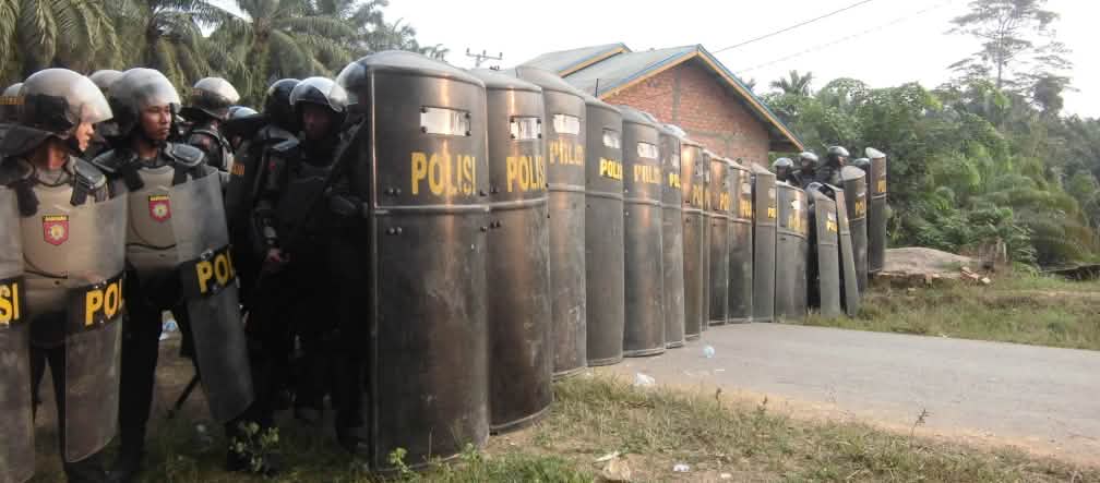 Fatal protest: a village chief beaten to death by plantation security thugs Indonesia: police securing oil palm plantation
