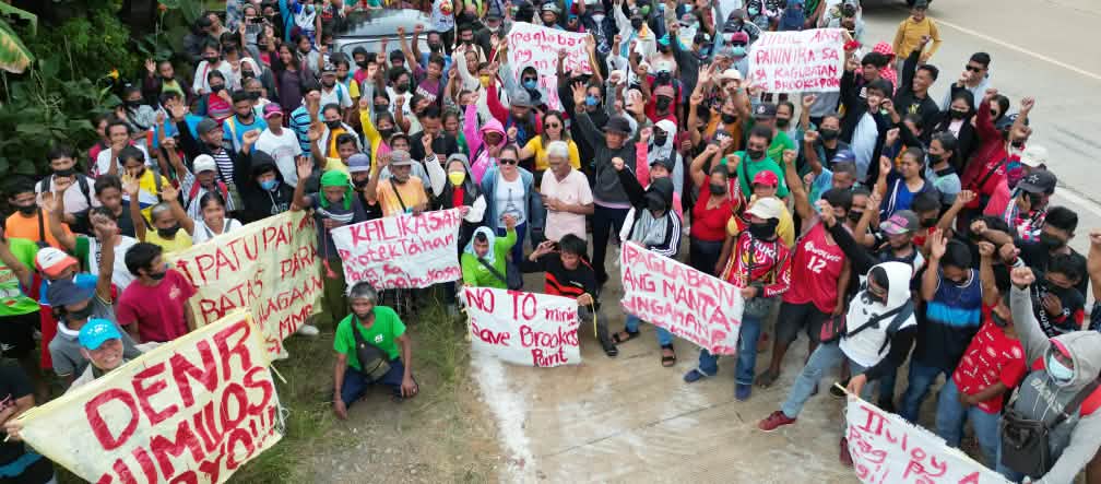 Residents of Brooke’s Point block Ipilan Nickel Corporation’s mining site to prevent nickel ore from being transported out Residents of Brooke’s Point form a human barricade in front of Ipilan Nickel Corporation’s mining site