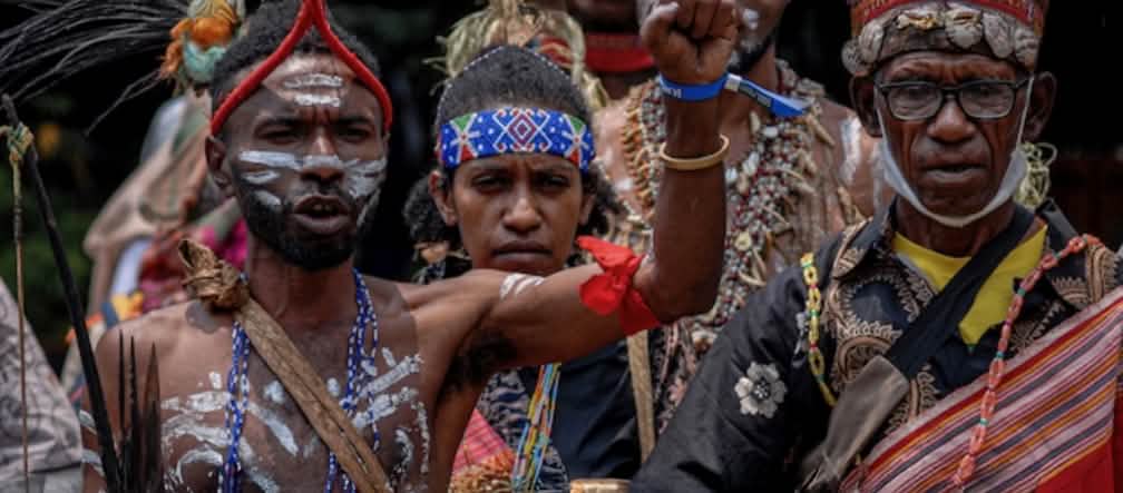 Indigenous people are resisting: “Nature is being destroyed, the birds no longer sing, the animals are disappearing. Please help us!” Indigenous people protesting