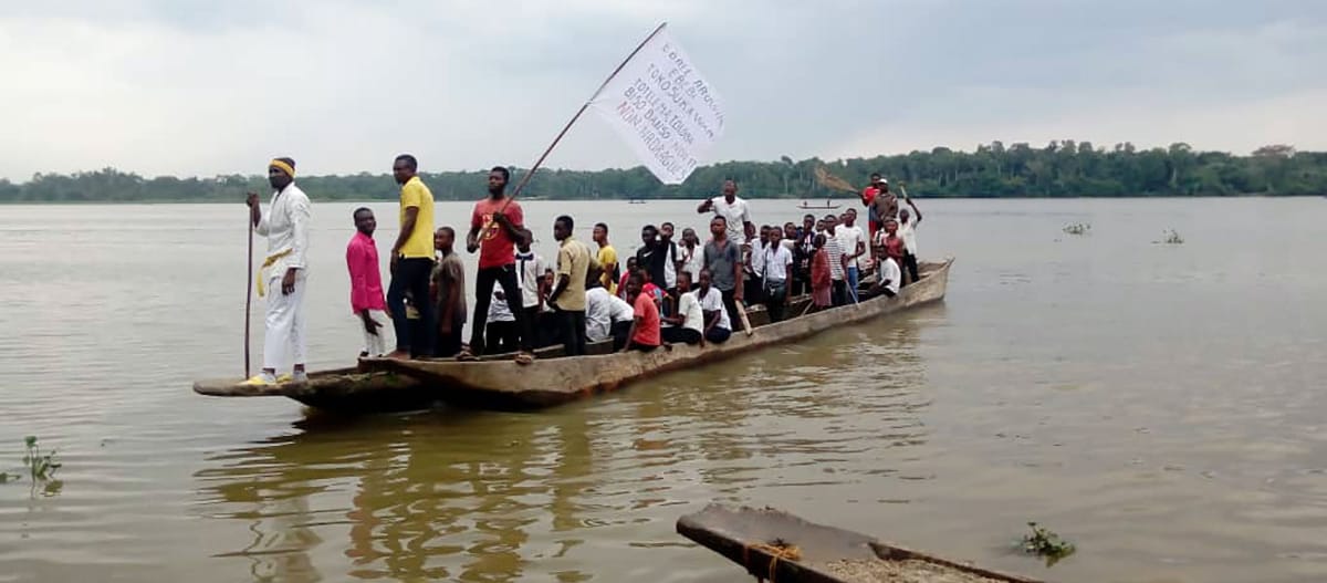 Villagers protesting on boats against the pollution of the Aruwimi River