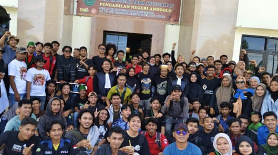 A large group of people in front of the courthouse in Andoolo