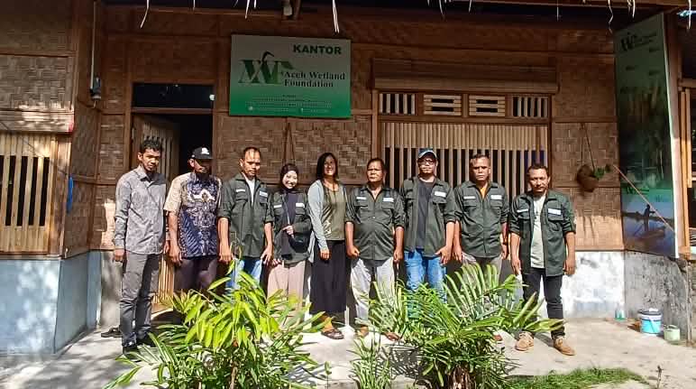 Aceh Wetland Foundation team and Rainforest Rescue biologist in front of AWF’s office Group photo of the AWF team in front of the office building made of rattan and bamboo