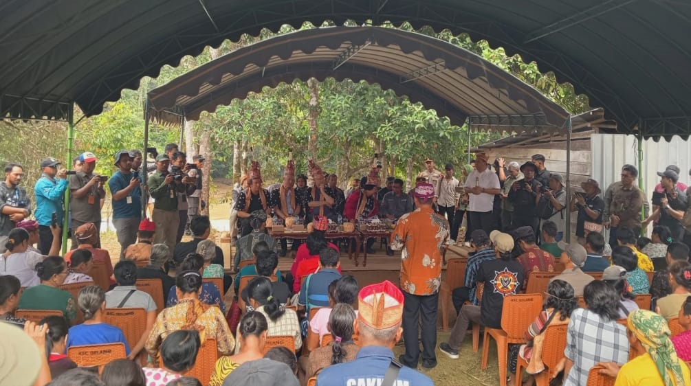 Reception for the delegation in the village