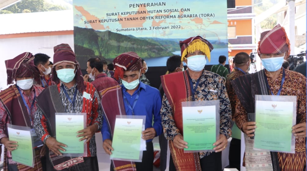 Five men in Batak dress displaying certificates