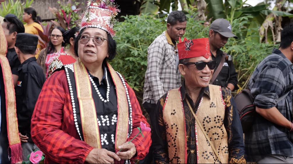 Minister Siti Nurbaya and Indigenous leader Effendi Buhing