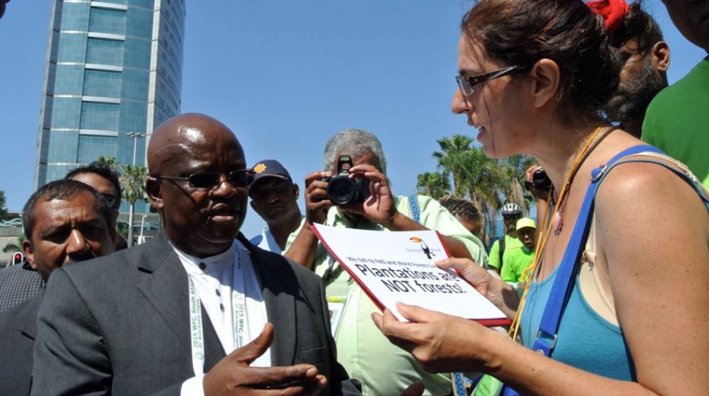 Guadalupe Rodríguez handing a petition to Motsamai Nkosi of the WFC